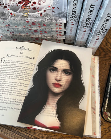 Das Page Overlay zeigt das Porträt der weiblichen Hauptfigur des Buches "Rosenrot". Rosenrot hat schwarze, offene Haare, sehr helle Haut und dunkelrote Lippen.